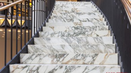 Marmur – czy to dobry materiał na schody?