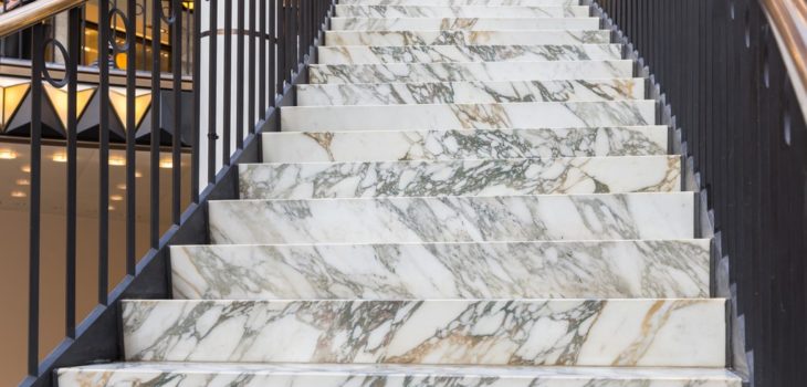 Marmur – czy to dobry materiał na schody?